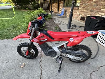 Honda CRF-E2 Electric Dirt Bike - Red - Kids Off-Road Motorcycle electric