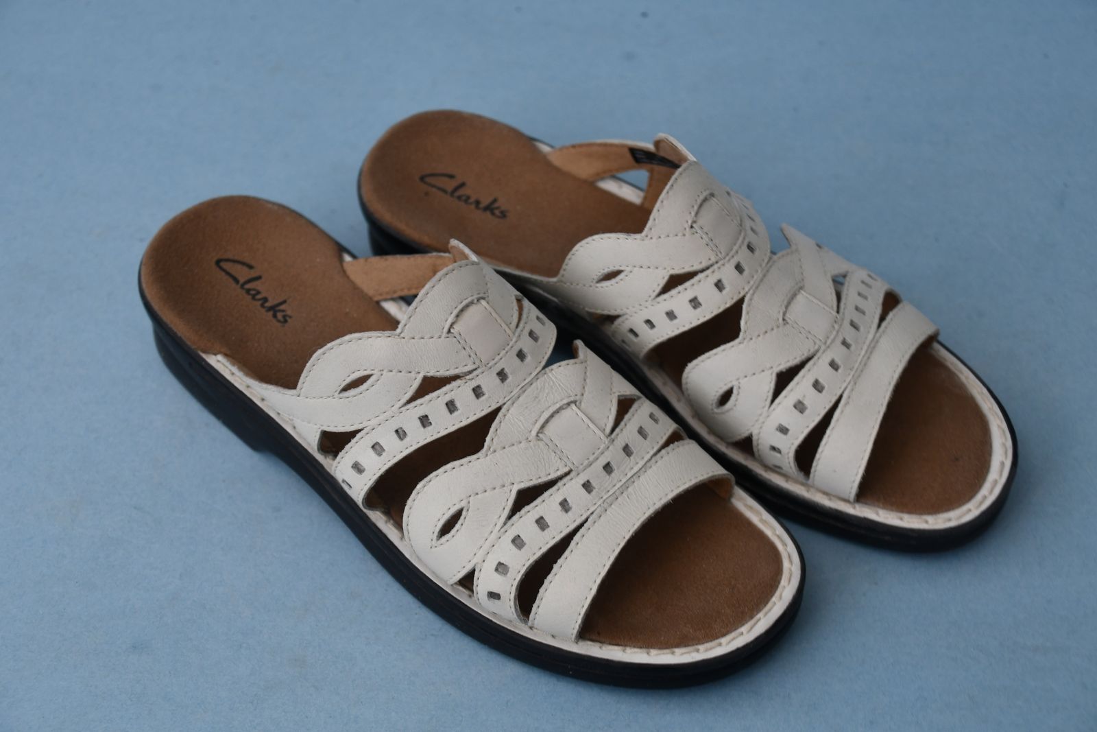 Women's CLARKS WHITE LEATHER SANDALS ~ SIZE 8M ~ HEEL 1.5" ~ CUTE CUT OUT DETAIL!