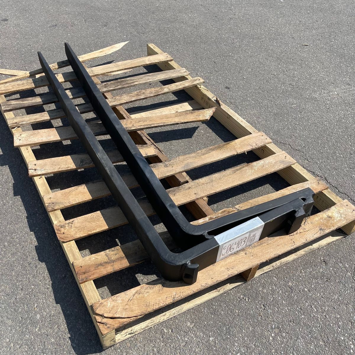 UNBRANDED Heavy-duty Forklift Forks 62”x4" (Used, Like New)