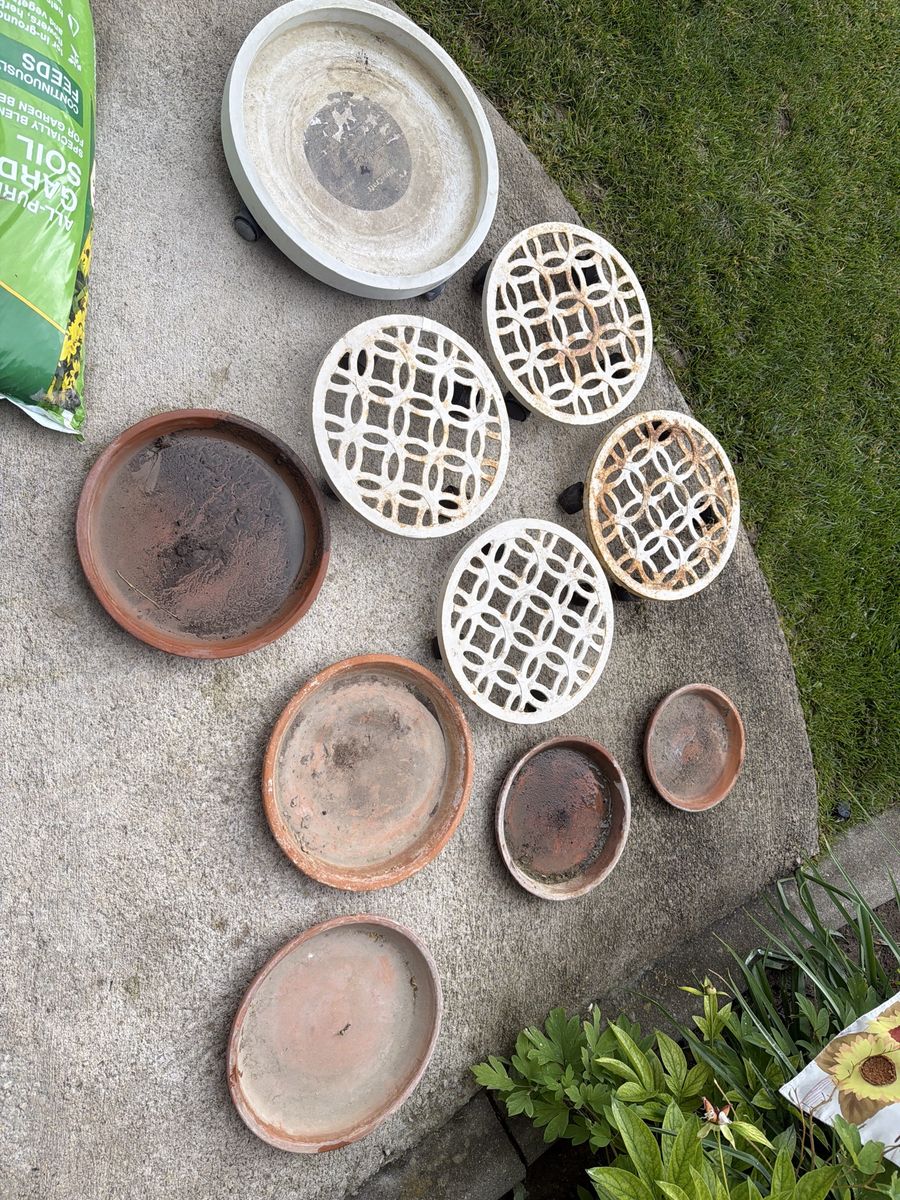 Easy move pottery (casters), and pottery saucers