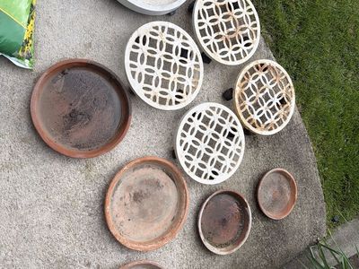 Easy move pottery (casters), and pottery saucers