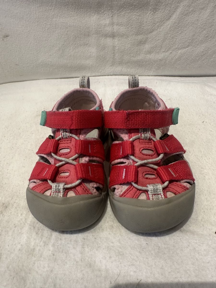 Keen toddler, size 6 salmon, washable, hiking sandals