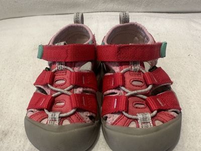 Keen toddler, size 6 salmon, washable, hiking sandals