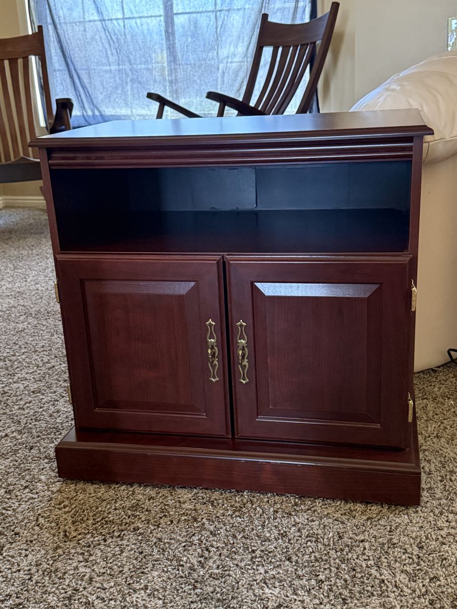 Nice Side Table, Like New.