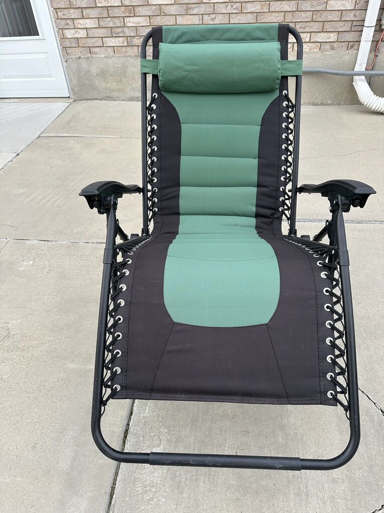 Comfy Zero Gravity Lounge Chair With Pillow