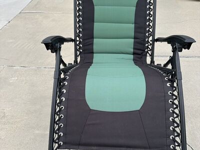 Comfy Zero Gravity Lounge Chair With Pillow