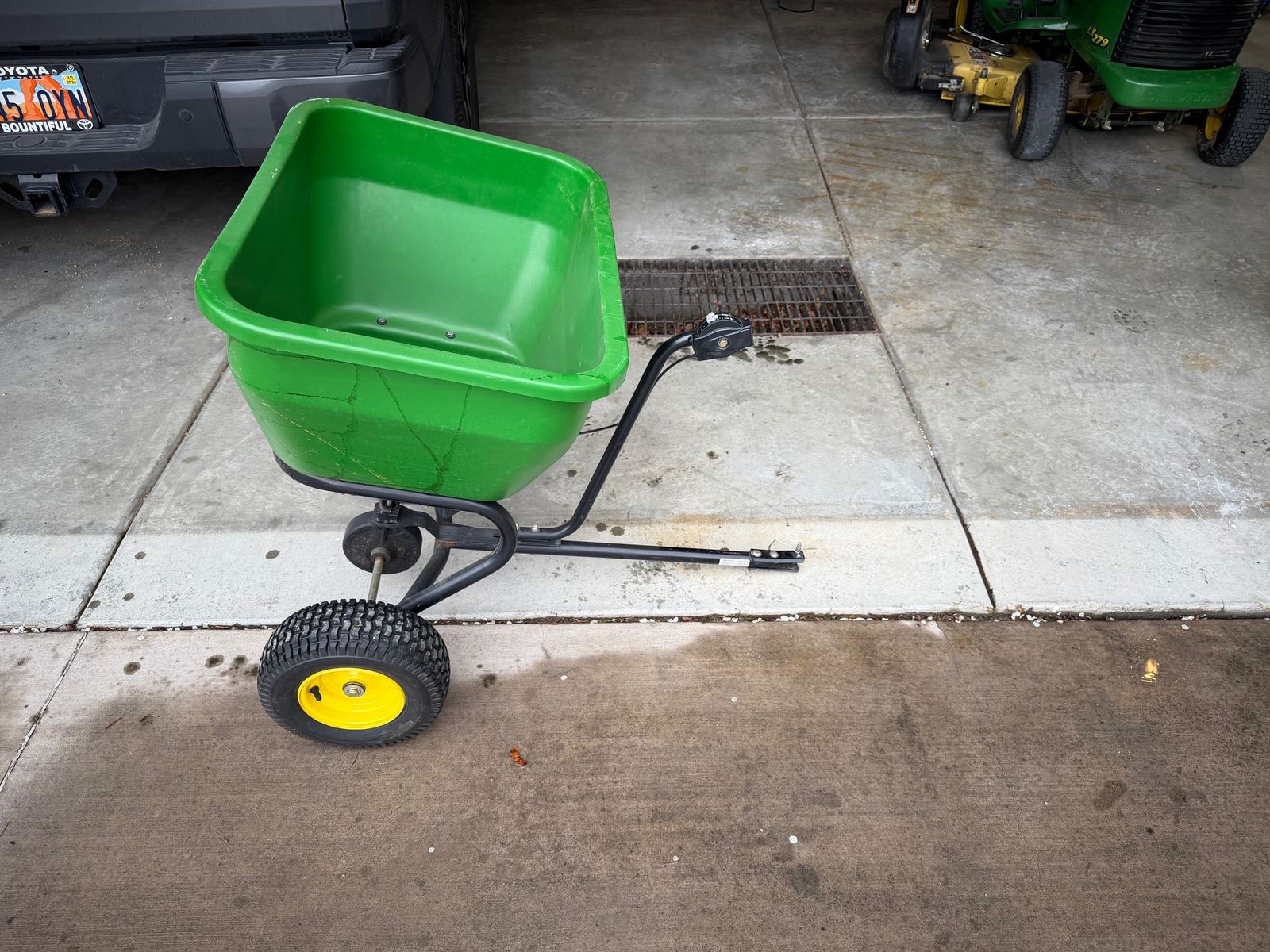 John Deere Fertilizer Spreader towable
