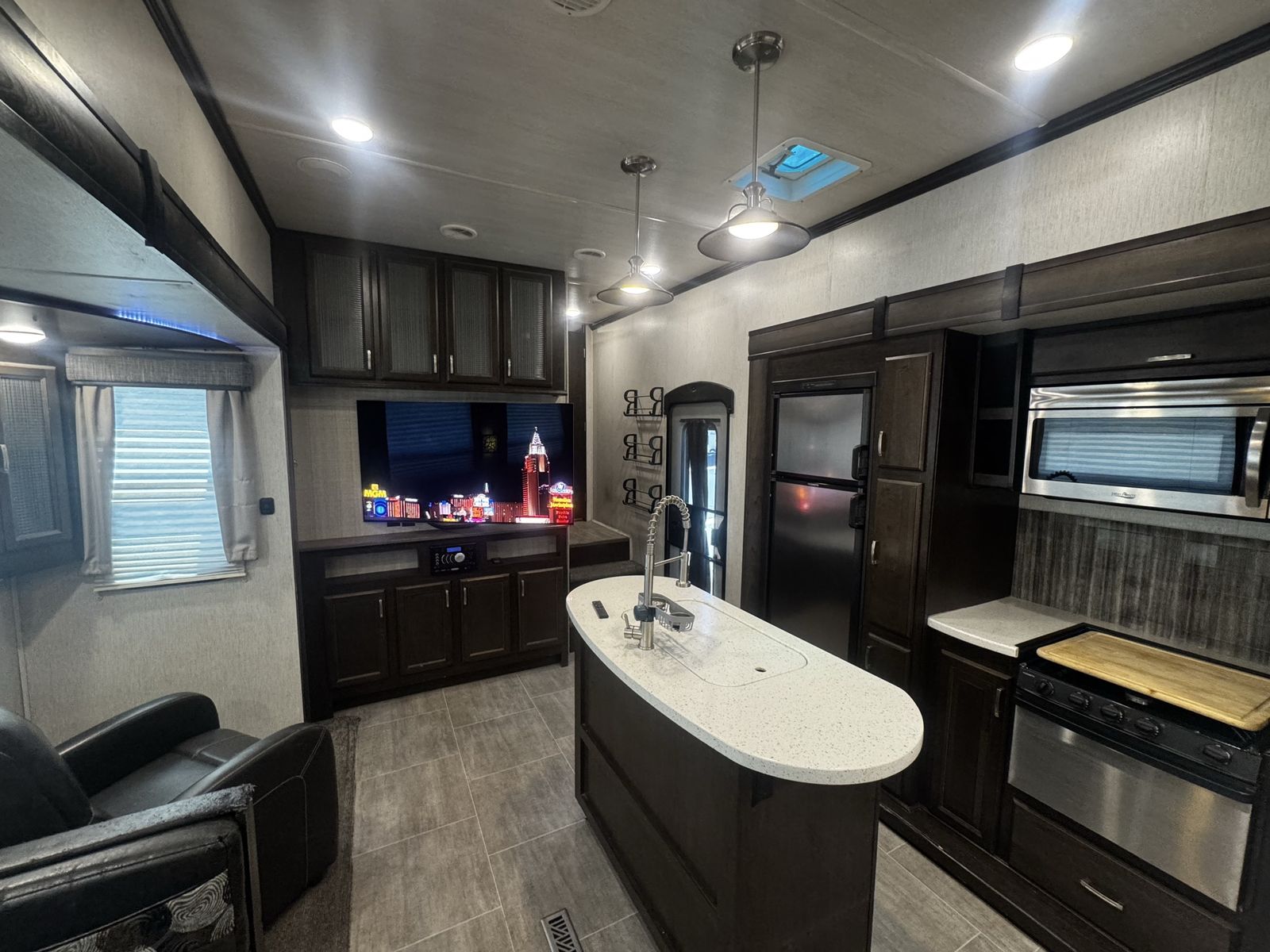 2018 Heartland Sundance 3700RLB 5th wheel. Clean title in hand.