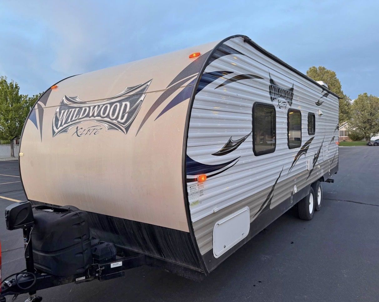 2015 Forest River Wildwood X-Lite T261BHXL Travel Trailer - Sleeps 6, AC, Awning