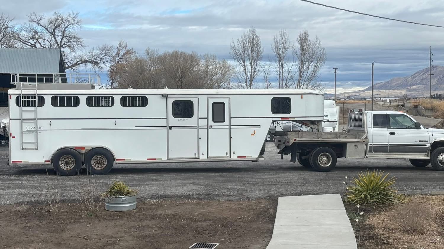 Classic Brand Gooseneck 2-Axle Horse Trailer with Living Quarters