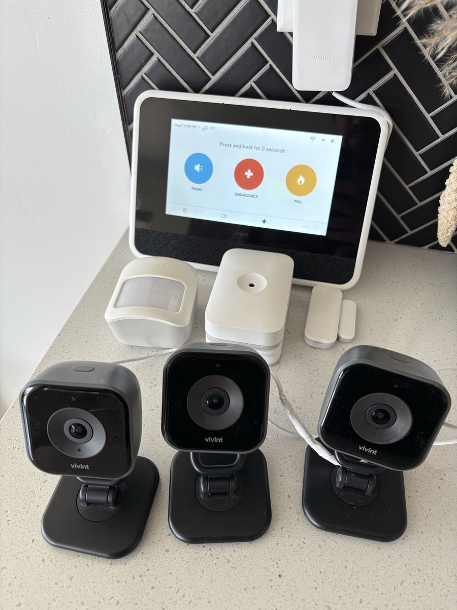 Vivint Smart Home Security System Bundle Panel 3 Indoor Cameras Motion Door Sensors