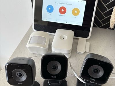Vivint Smart Home Security System Bundle Panel 3 Indoor Cameras Motion Door Sensors
