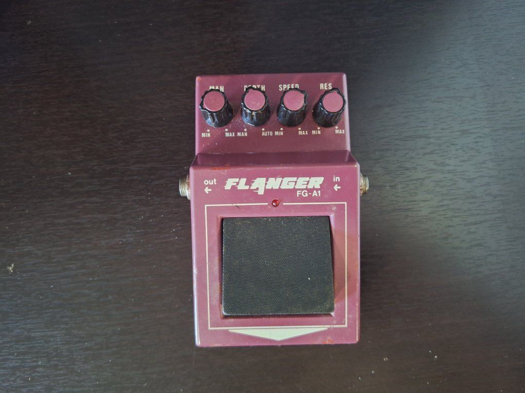 Guitar pedal Flanger.