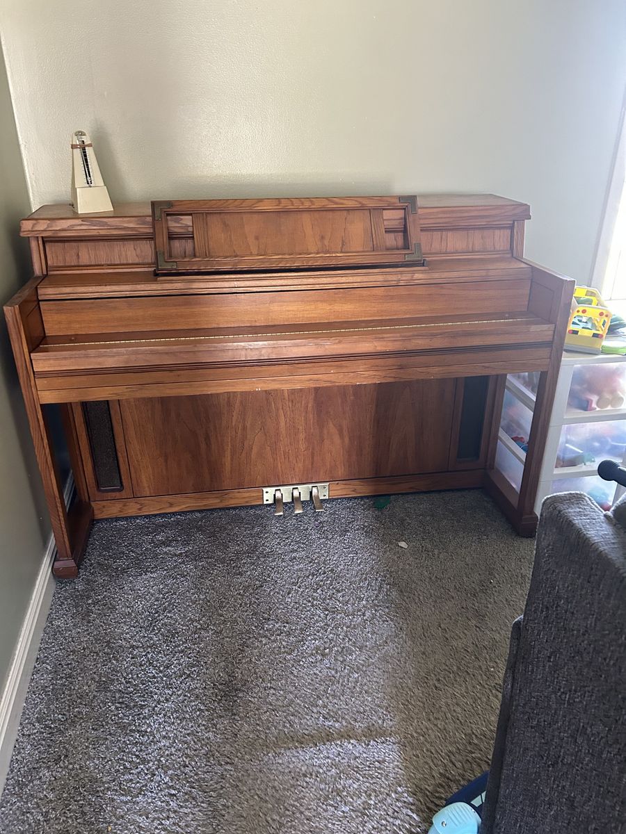Lowrey Piano