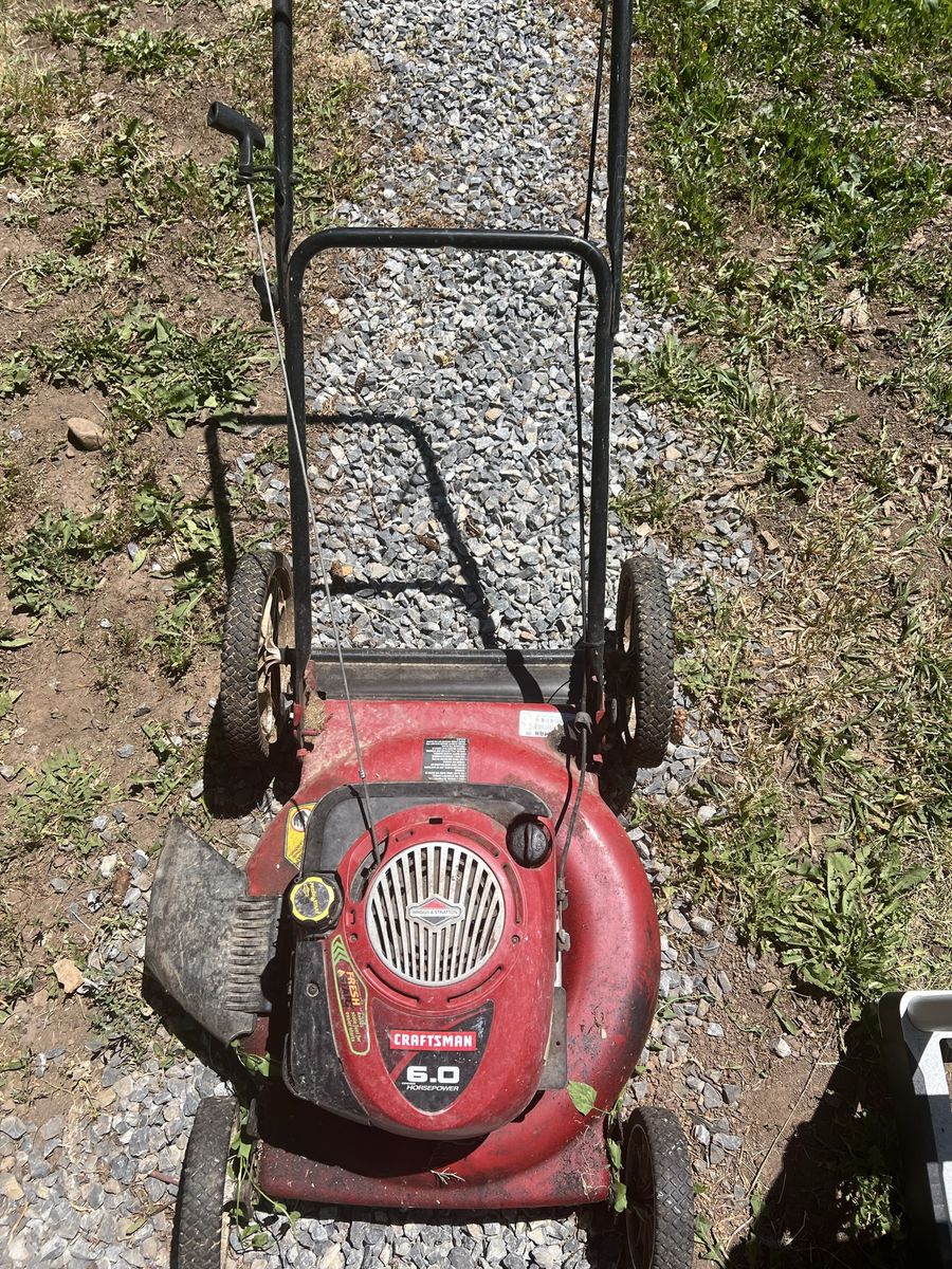 Yard machines 21” cut bagger / mulcher 4.5hp Briggs and Stratton Motor lawn mower craftsman 6.0hp Briggs and Stratton lawn mower