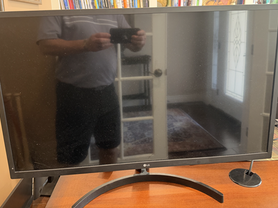 32 inch LG computer screen