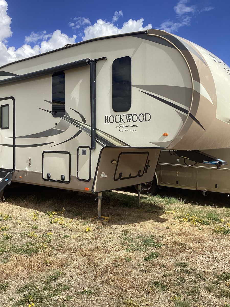 2018 Rocxkwood Signature Ultra 8299BS 5th Wheel Tr