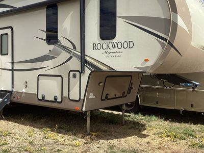 2018 Rocxkwood Signature Ultra 8299BS 5th Wheel Tr