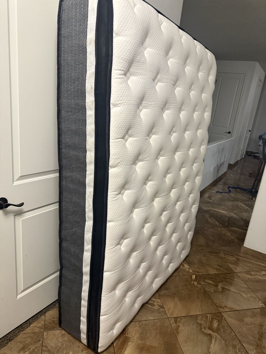 Pillow Top Mattress like new $100 queen size