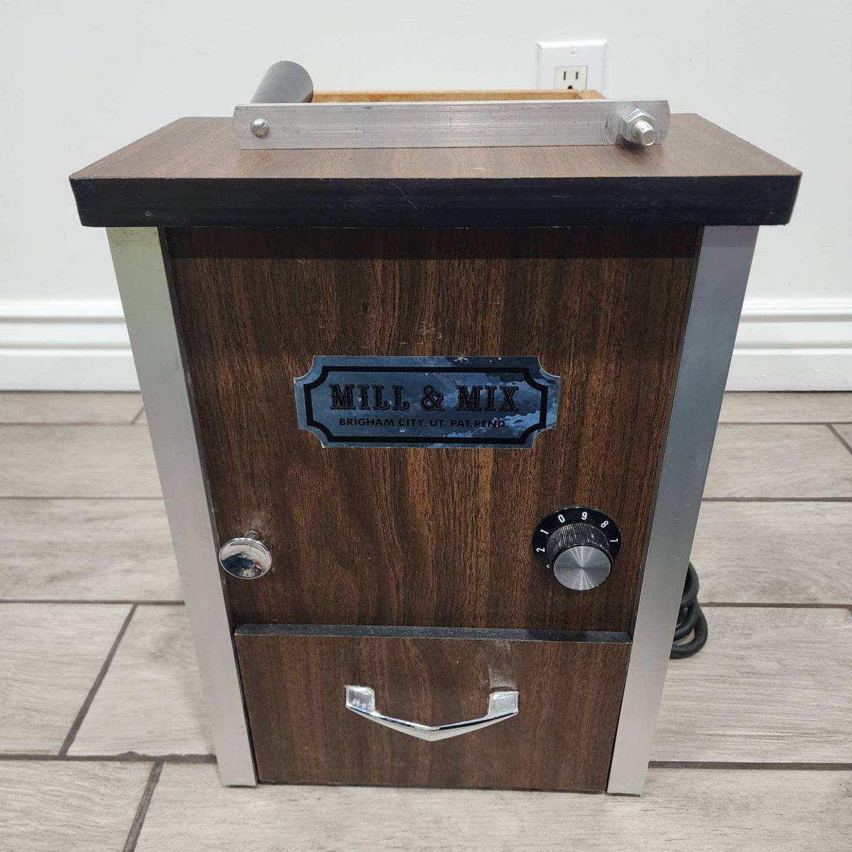 MILL & MIX WHEAT GRAIN FLOUR MILL GRINDER w/ HAND CRANK 3/4 HP MOTOR WORKS GREAT FRESH FLOUR