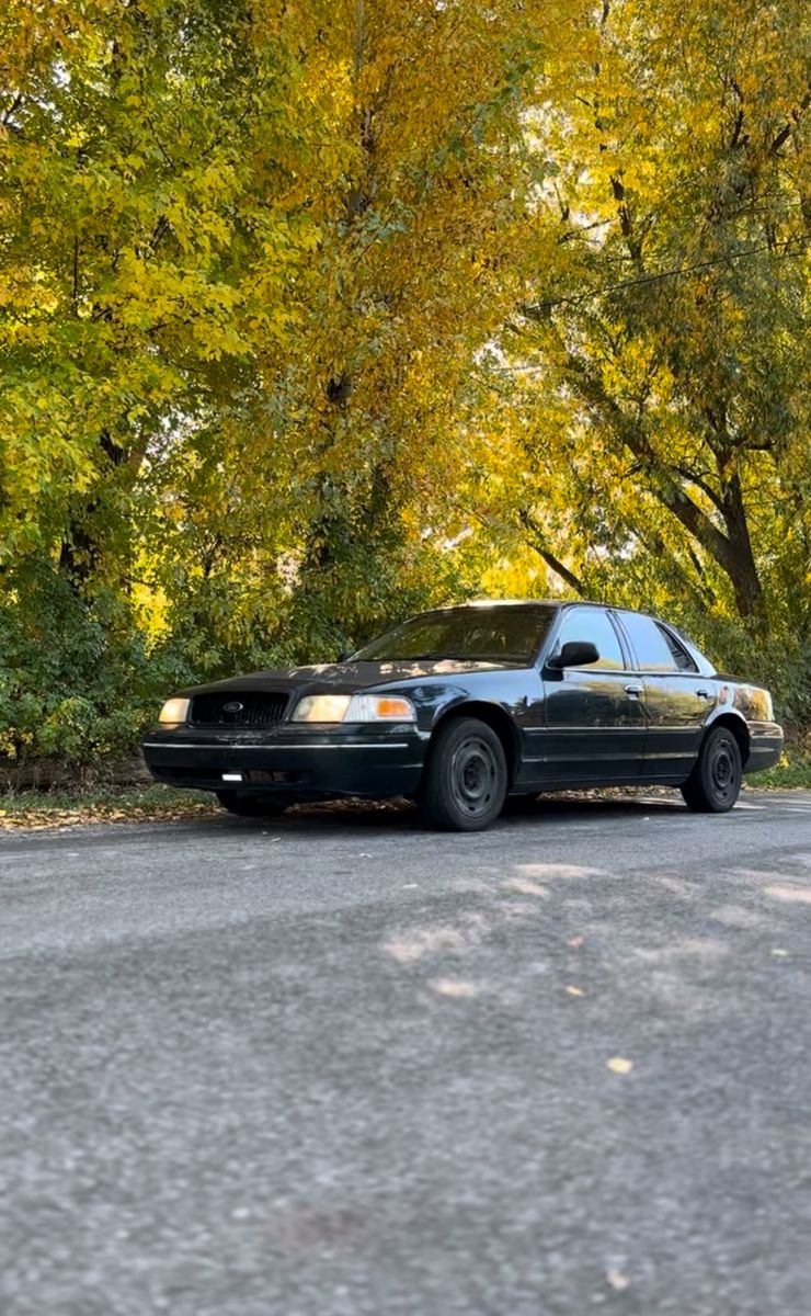 Trade 2003 Ford Crown Victoria