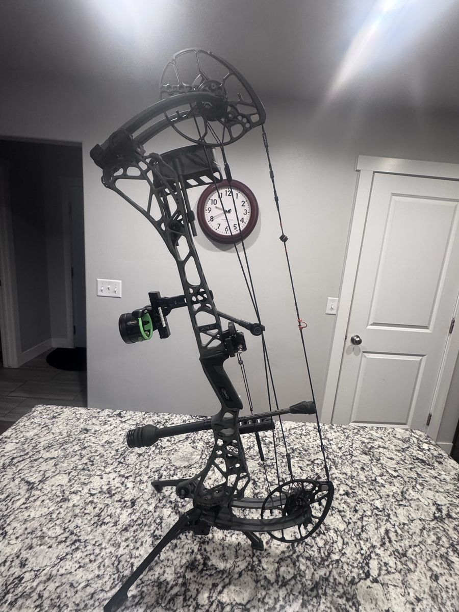 Loaded Mathews ARC 30 Compound Bow in Shale - 60lb / 29in