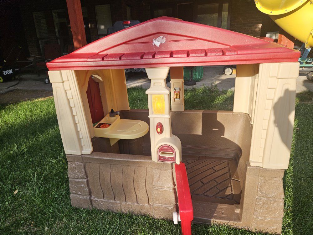Step2 Plastic Kids Playhouse with Working Door , doorbell, and phone .