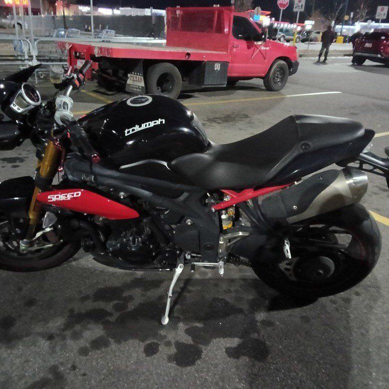 Triumph speed triple RRR carbon 6,700 miles