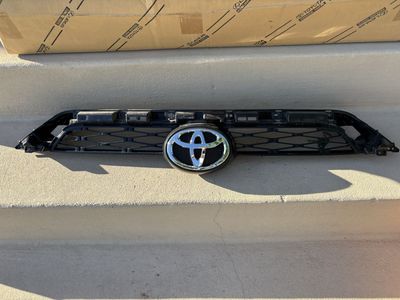 2018 Toyota 4Runner upper grill