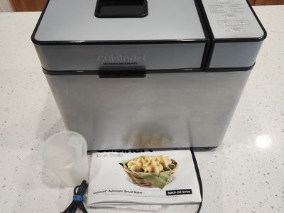 CUISINART BMKR-200 SERIES AUTOMATIC BREAD MAKER w/ MANUAL + MEASURING CUPS WORKS GREAT WHITE WHEAT NICE!