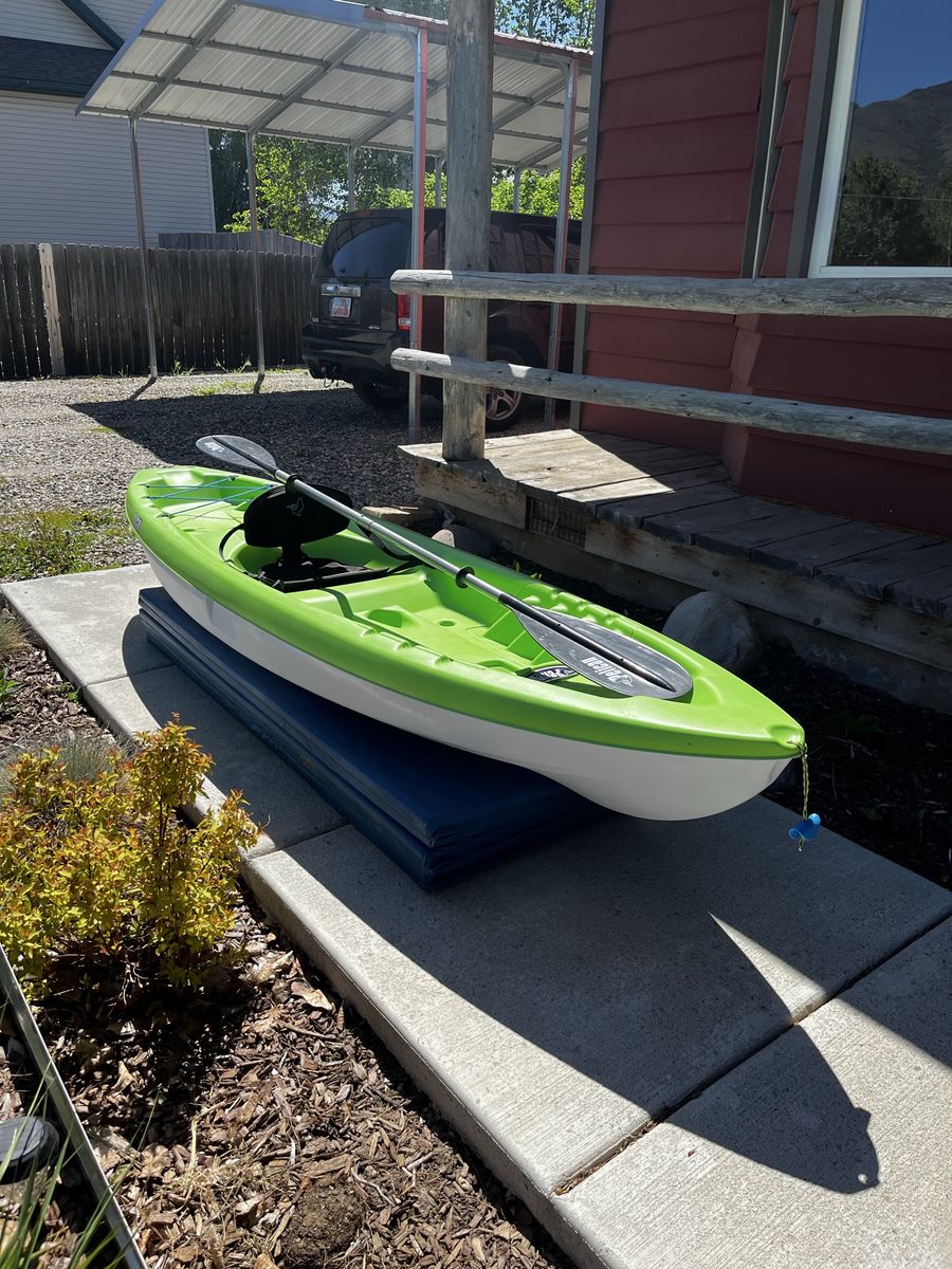 10’ Pelican Kayak with Paddle