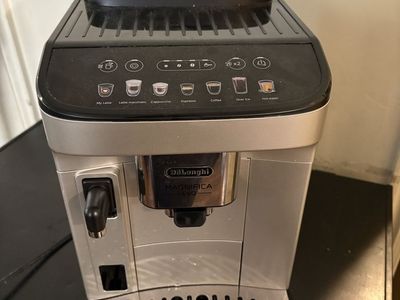De'Longhi Magnifica EVO Automatic Espresso Machine - Silver/Black