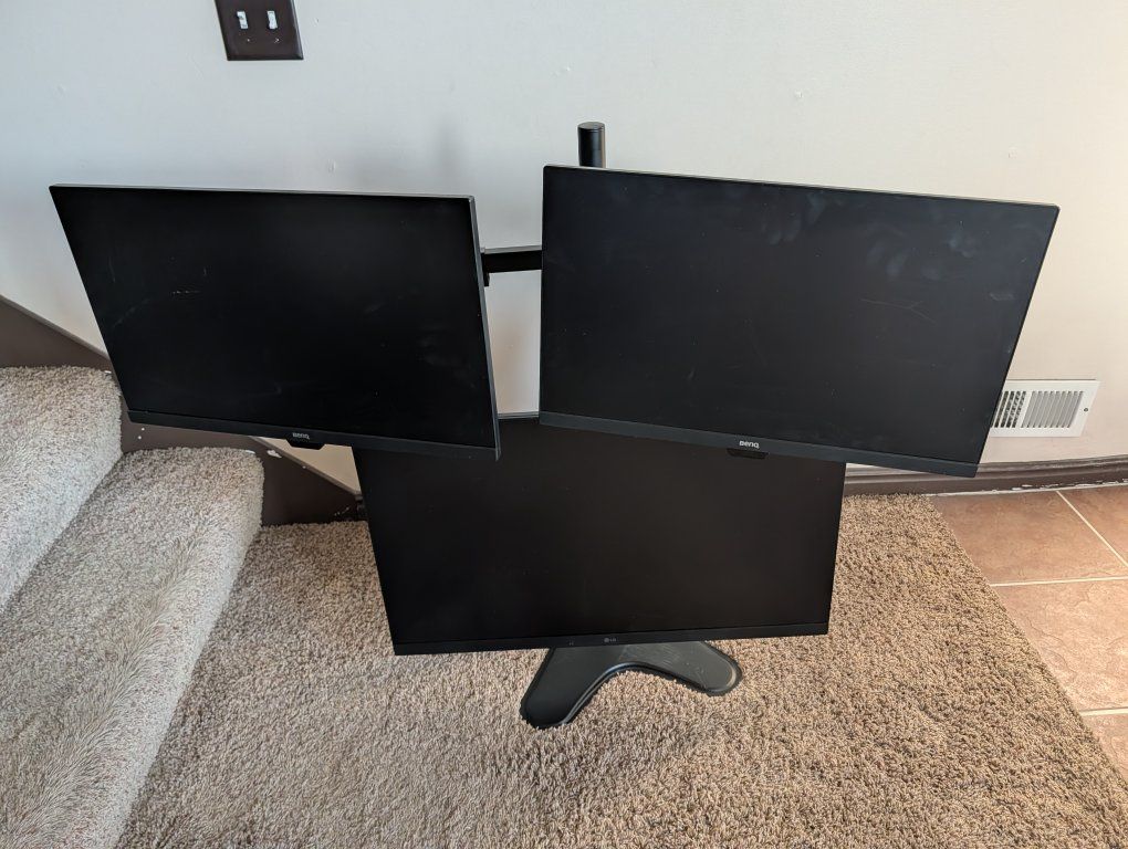 $300 6xComputer Monitors and 2xStands