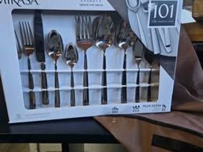 Mikasa 101 piece Everett Silverware Set for 12 - New