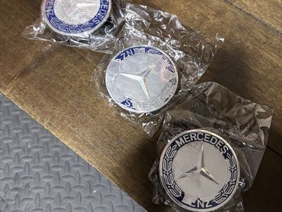 Tire center caps
