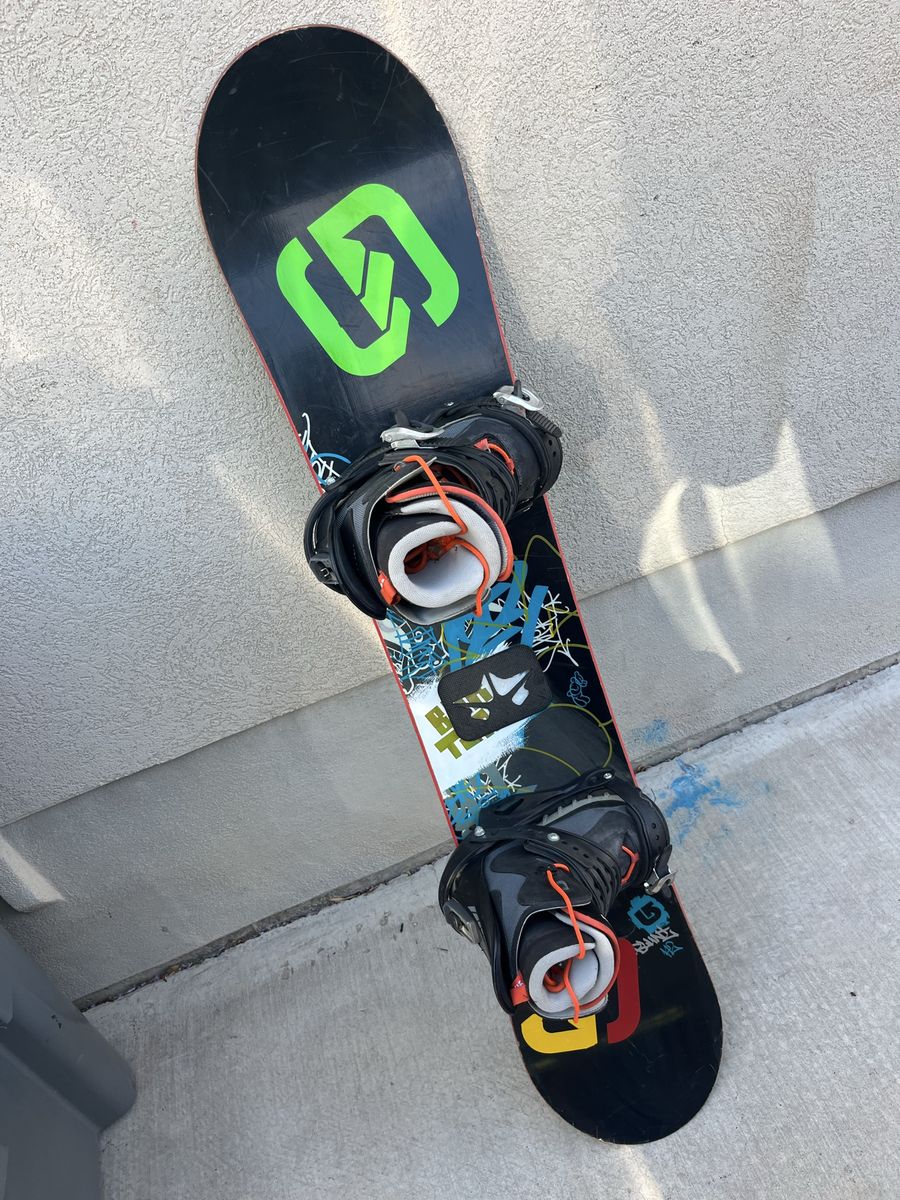 Burton 142 CM snowboard bindings Boots