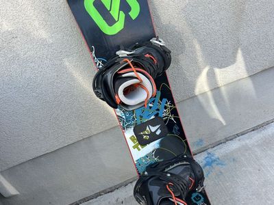 Burton 142 CM snowboard bindings Boots