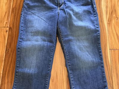 Women Size 14 Levi Capris