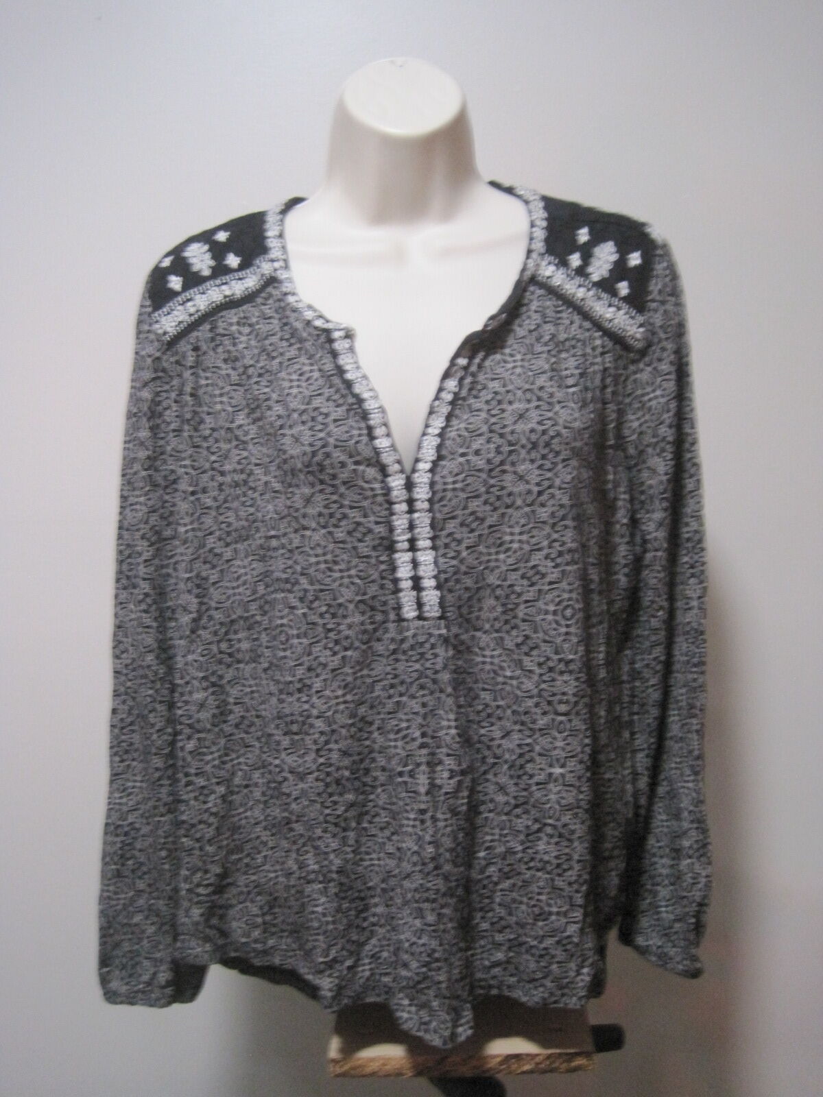 Lucky Brand Women's Medium V Neck Black & Ivory Silver Embroidery Blouse Top