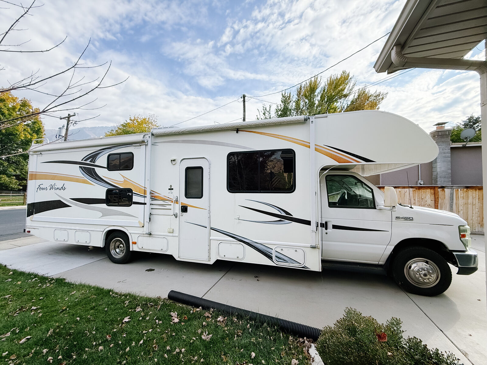 Motorhome with bunk beds! Sleeps 7-9 (or more) people!
