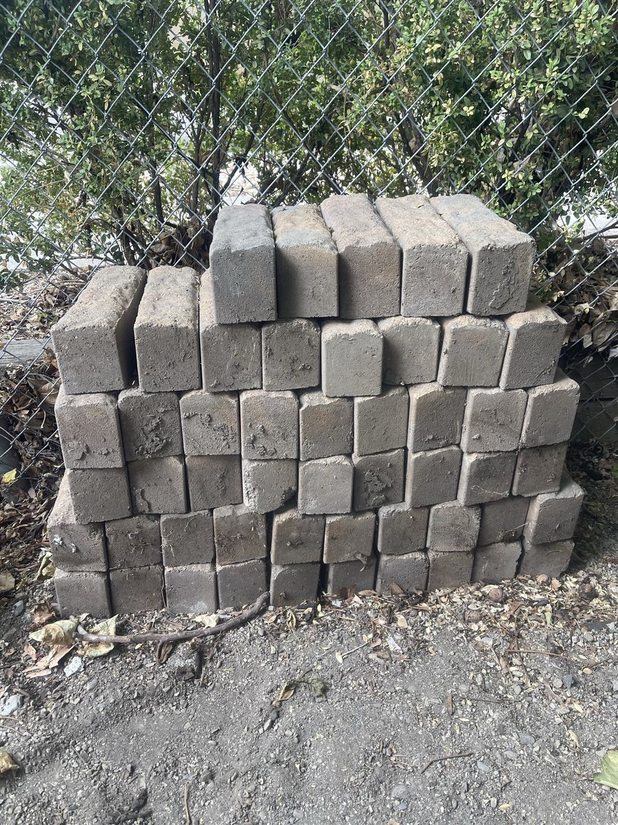 Gray Concrete Retaining Wall Blocks & Edging Blocks