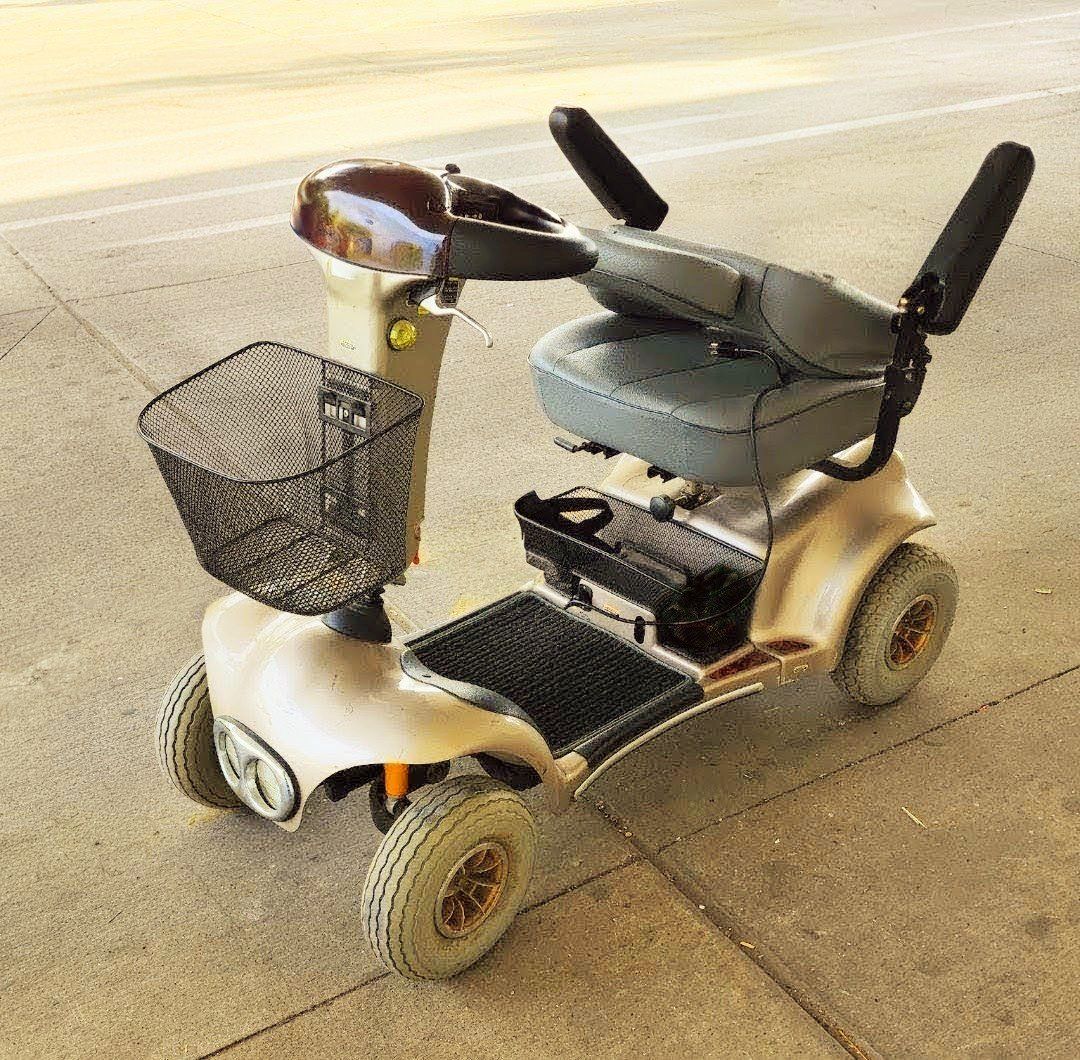 Pihsiang-built Shoprider Sovereign‑style 4‑wheel mobility scooter