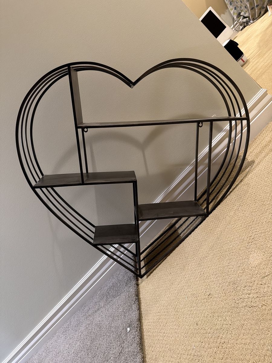 Heart shaped shelf metal