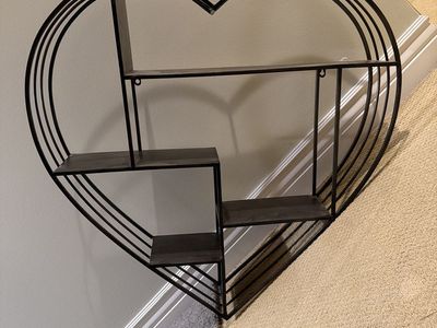 Heart shaped shelf metal