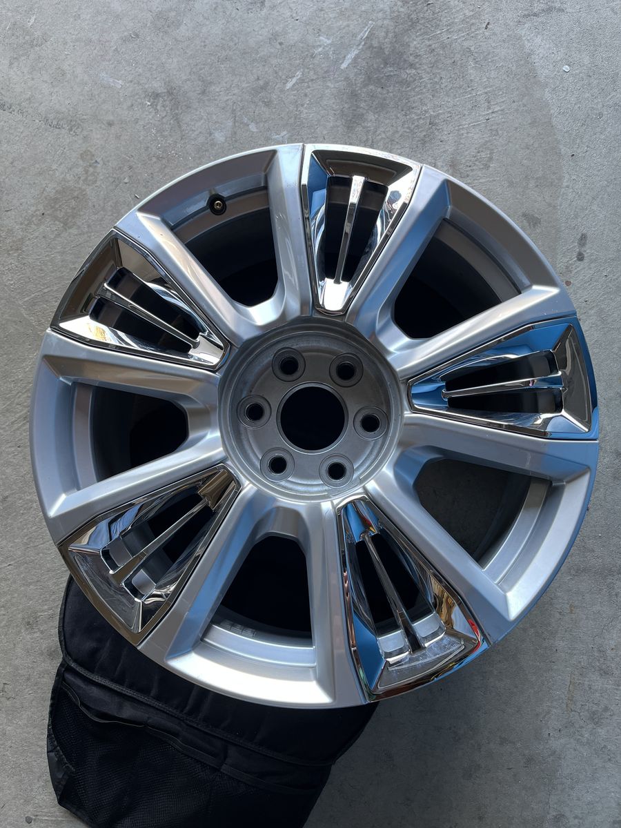 OEM Chevy High Country 22" Wheel (Single) – Excellent Condition