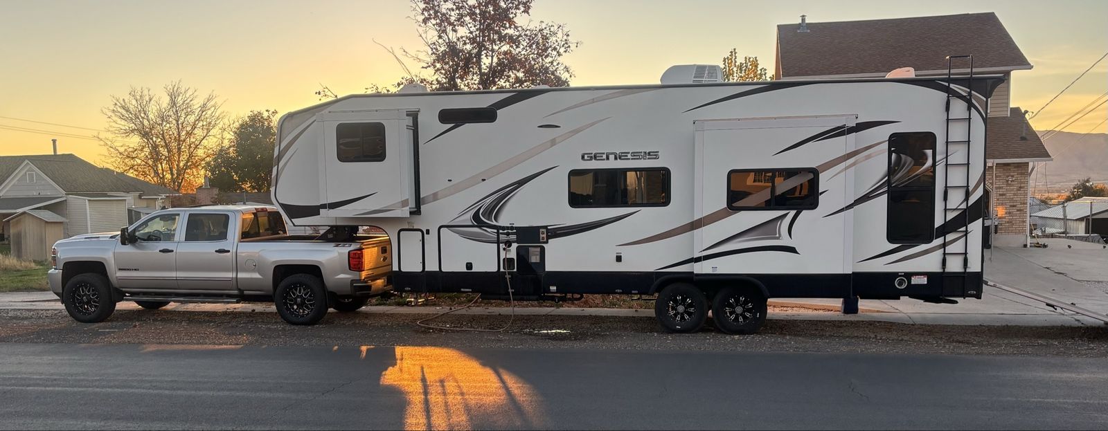 2018 Genesis 33CK 5th wheel toy hauler