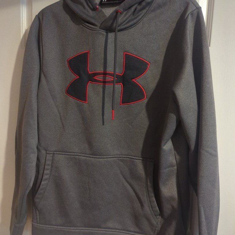 men's small Under Armour hoodie