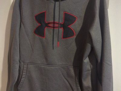 men's small Under Armour hoodie