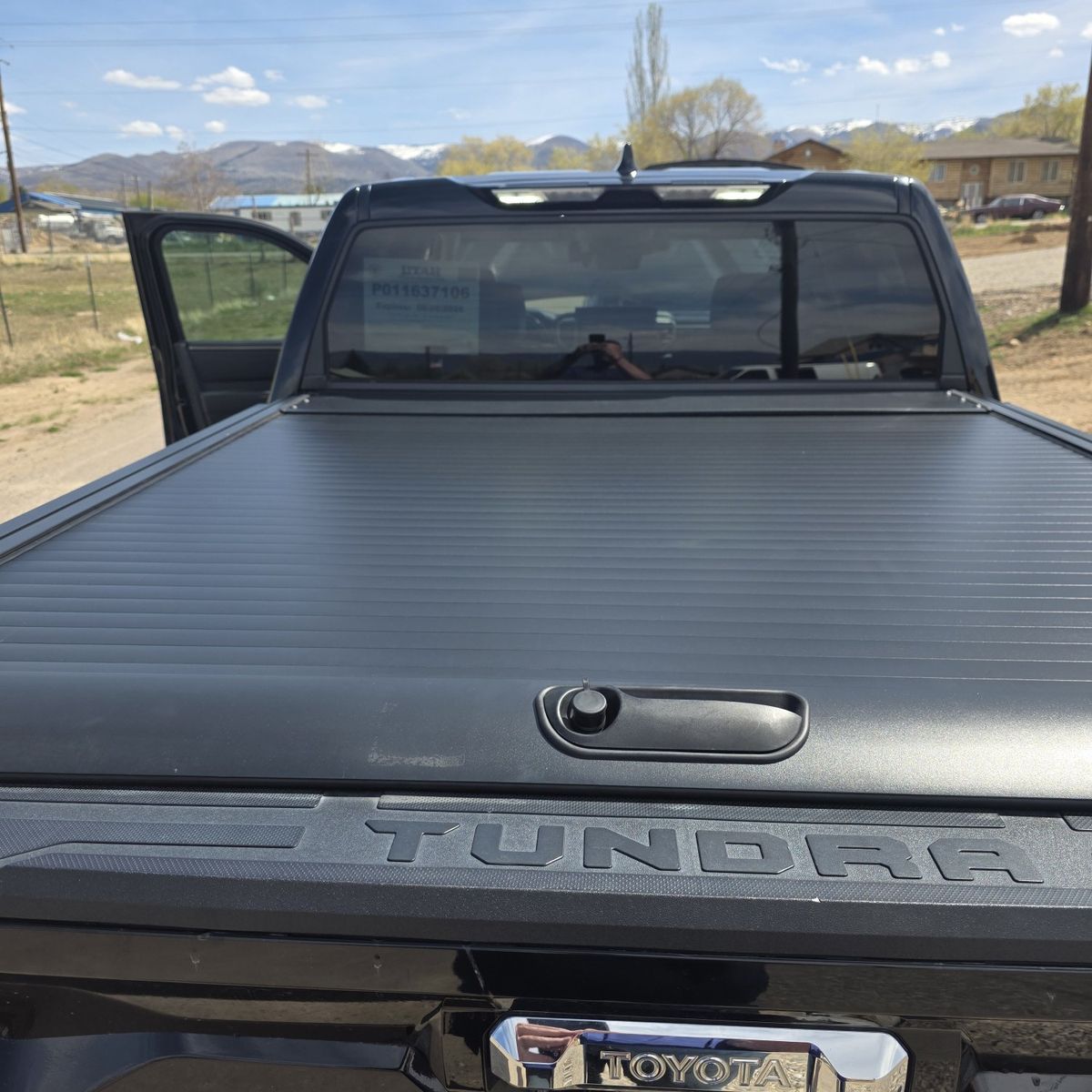 Retractable tonneau cover