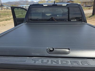 Retractable tonneau cover